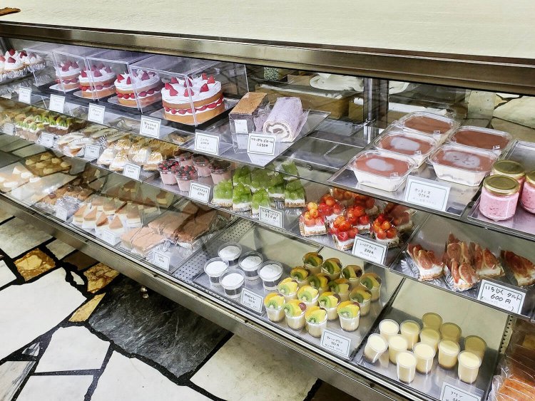 近江屋洋菓子店　ショーウィンドウ