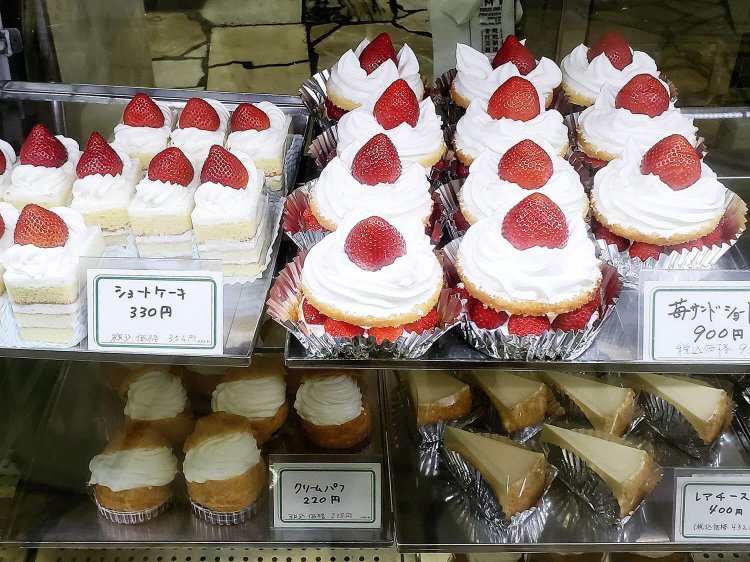 近江屋洋菓子店　ショーウィンドウ02