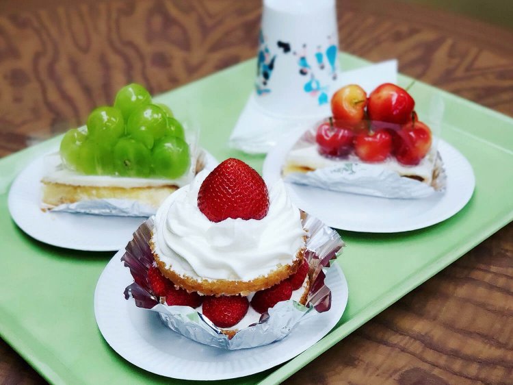 苺サンドショート900円（税別）、アレキサンドリア 950円（税別）、レーニアタルト800円（税別）。