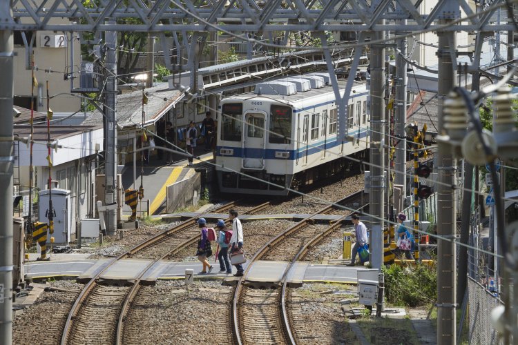 跨線橋や地下通路などがない駅は、ホーム間を行き来するための構内踏切がある。