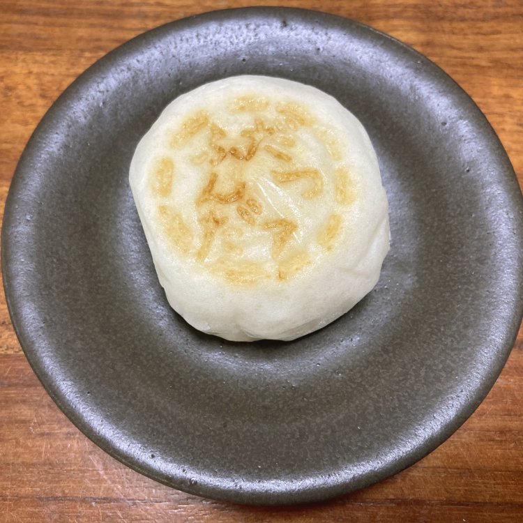 餅萬の「だっふんだァー饅頭」（2020年撮影）