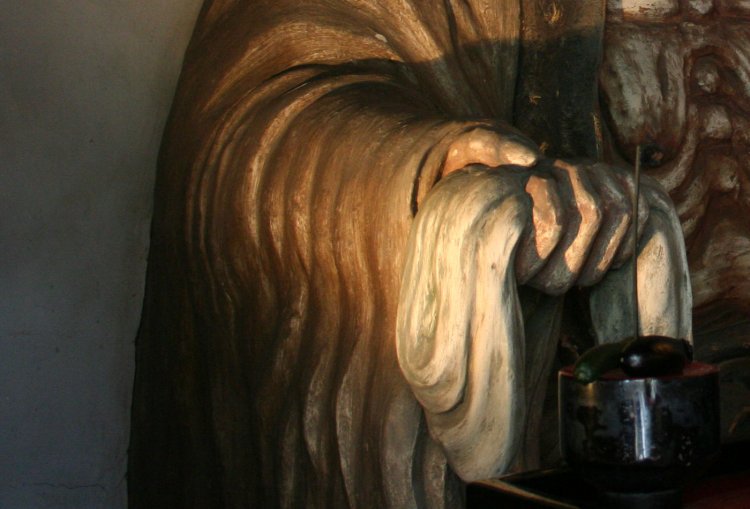 奪った衣／亡者から剥ぎ取った死に装束。なにも着ていなければ身の皮を剝ぐ！