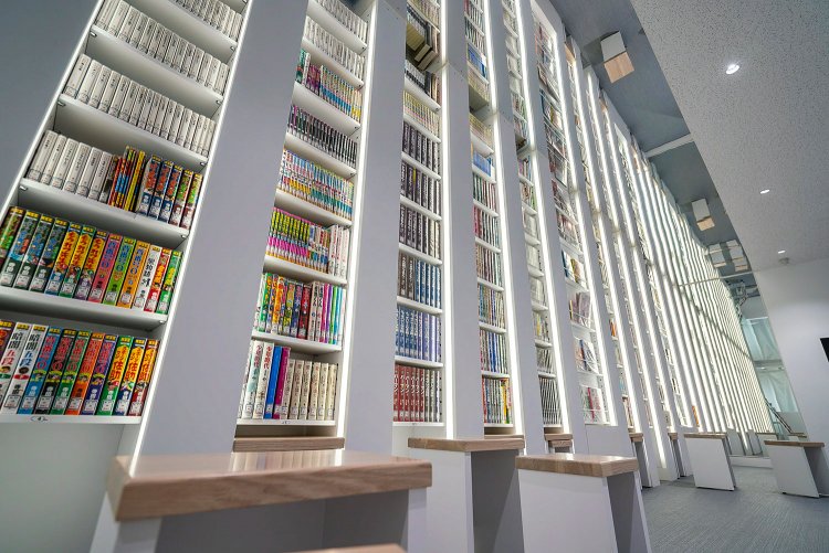 トキワ荘ゆかりのマンガや書籍を展示、自由に読むことができるマンガラウンジ。名作ぞろいで時間を忘れてしまう。