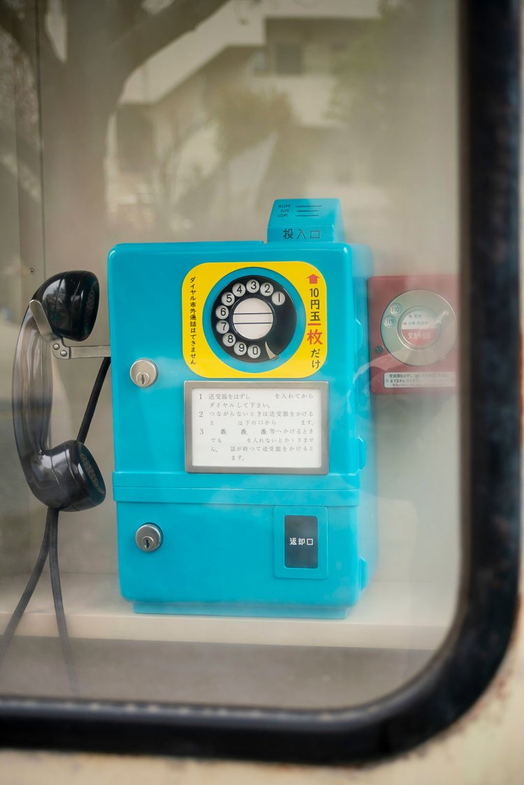 館外には、電話ボックスが展示されている。当時、広く普及していた「丹頂型」と呼ばれるもの。中の電話もリアル。