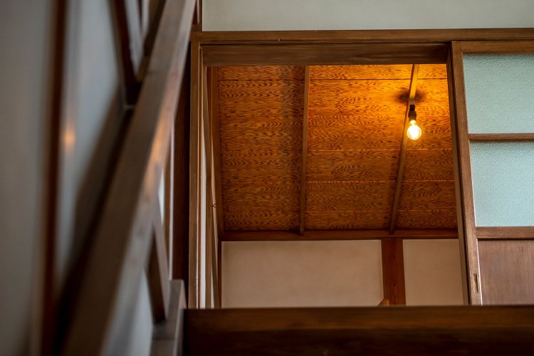 当時のトキワ荘は、木目の模様をプリントした天井板が使われていた。実物の模様を再現したものを使っている。
