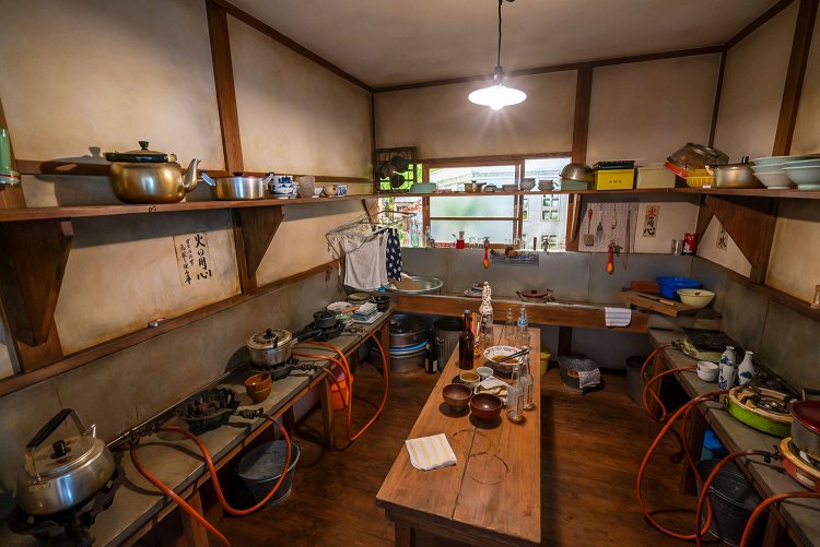 共同炊事場の調理場の上には、よく出前を頼んだ『松葉』の丼ぶりの器。奇跡的に残っていた当時の丼を店が提供してくれた。