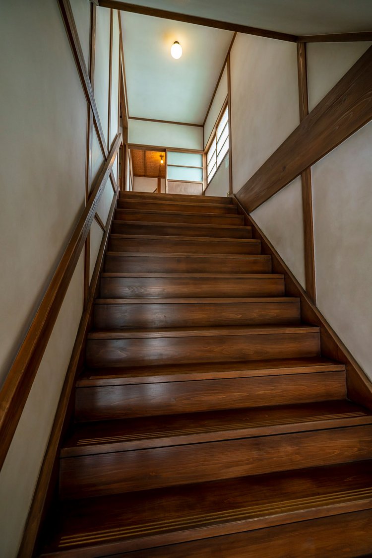 玄関を入ってすぐ、急な階段が2階へと延びる。当時は手すりがなかったというが、傾斜はかなり急だ。