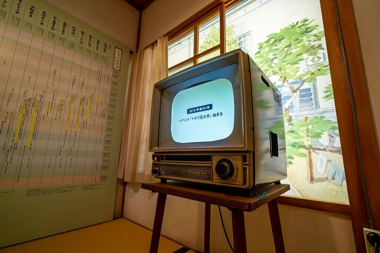 ミュージアム完成までの道のりが紹介されるブラウン管テレビ（もちろん画面はめ込み）。昭和30年代前半は、まだ高級品だった。