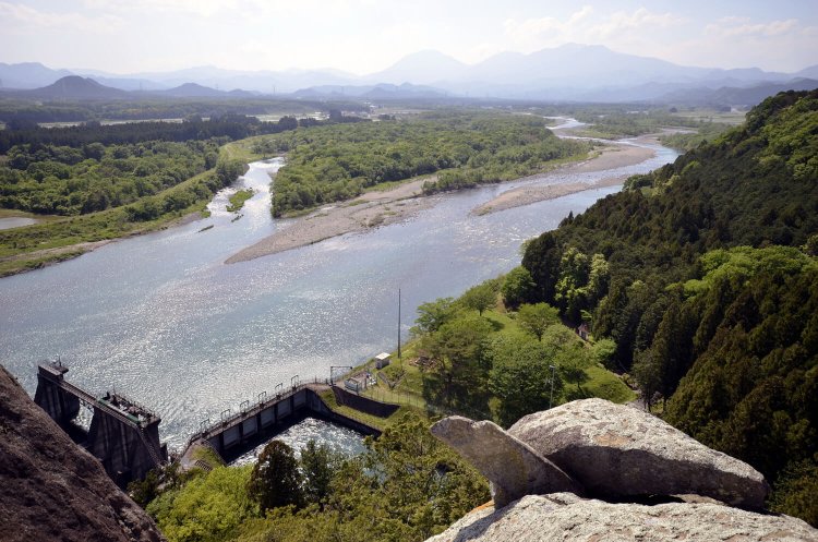 亀の子岩の上から俯瞰した鬼怒川と佐貫頭首工。