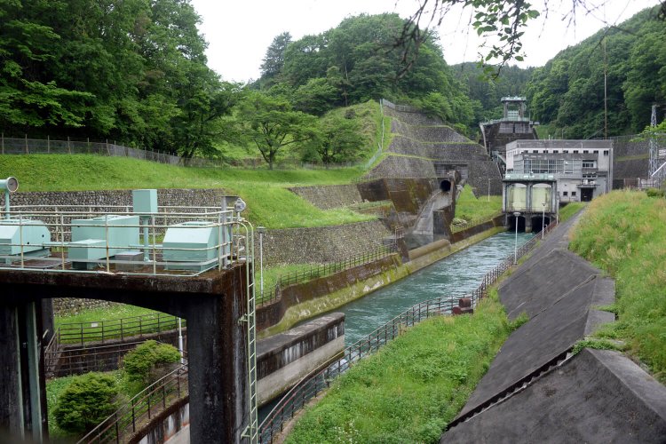 水は風見発電所を経て分配され、一方が江戸時代からの旧用水路に注がれる。