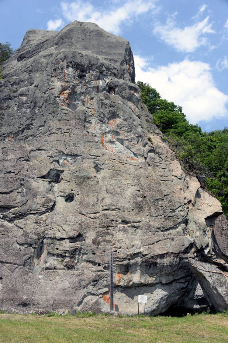 風化が進んで全体像は分かりづらいが、中央にご尊顔が確認できる。