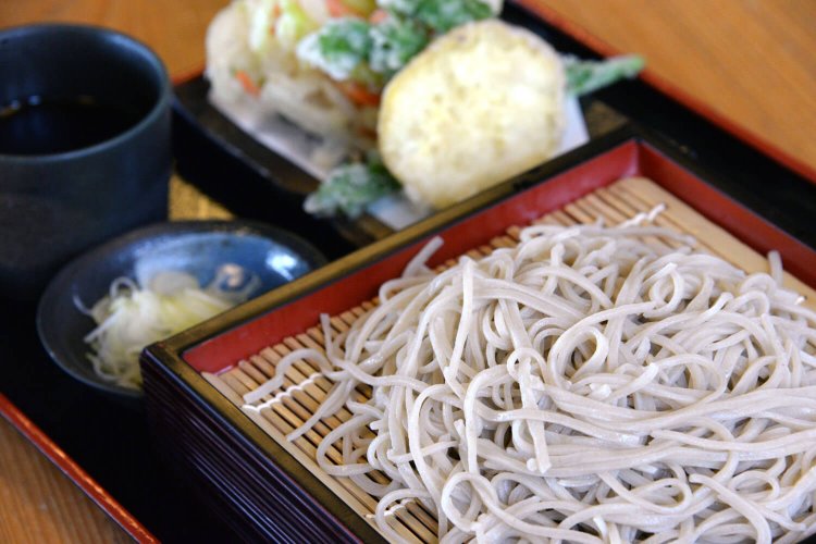 塩谷町は県内随一の花の産地なだけに直売所には季節の花々が並ぶ。地元産ソバを石臼で碾き尚仁沢の名水で打つ天盛りそば950円。