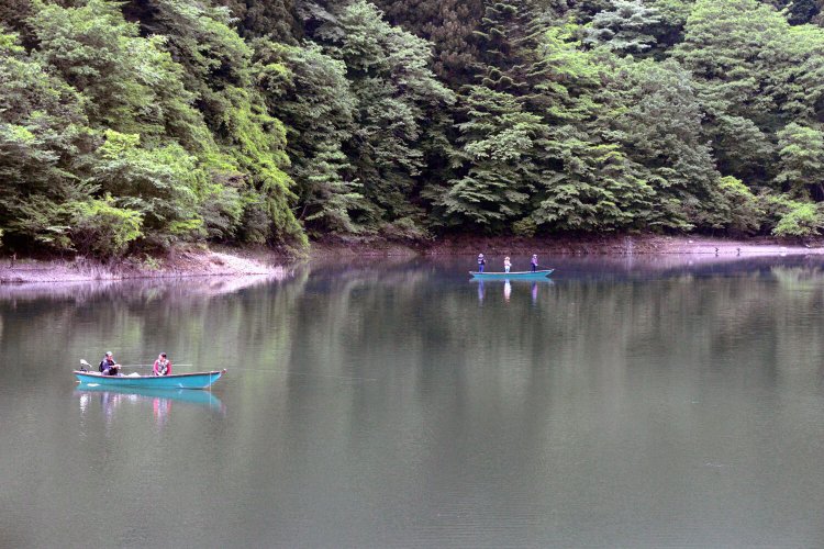 東古屋湖は西荒川ダムがせき止める人造湖。ニジマス釣りが人気。