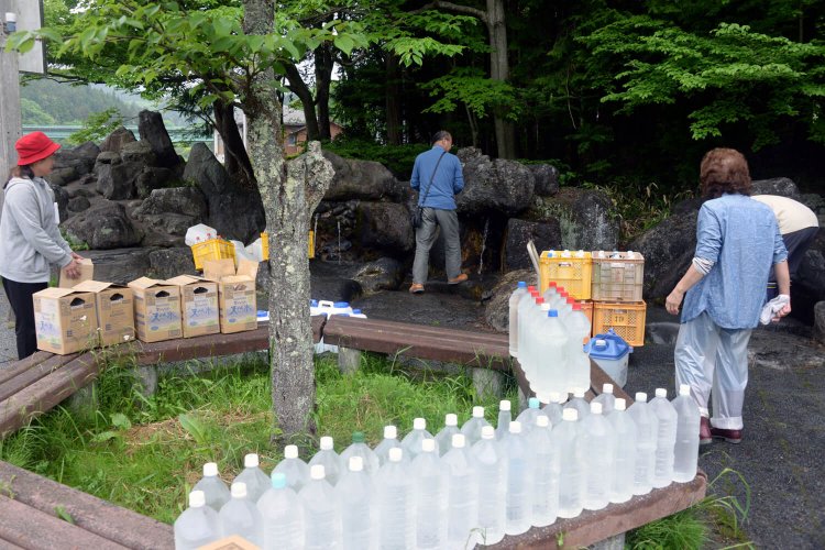 隣接する「名水パーク」の水汲み場。県外客も多く、常にこの状態。