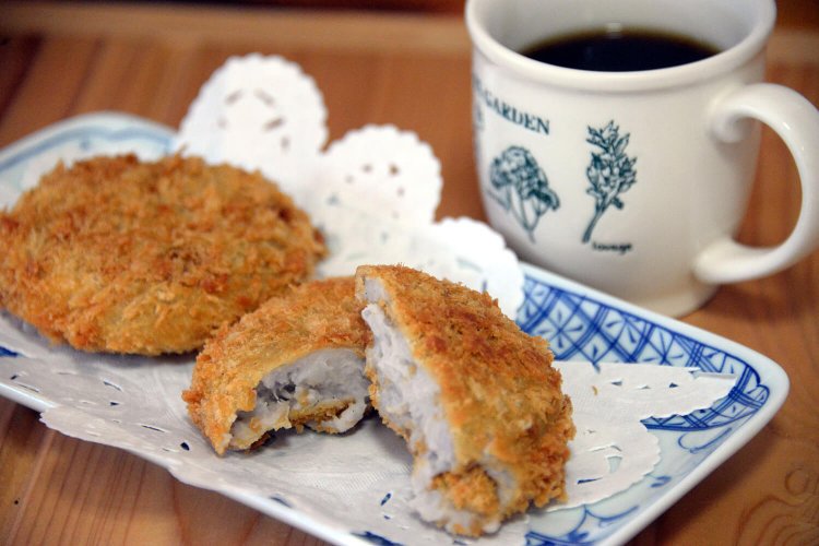 地場産サトイモを蒸かし、こねてカラッと揚げた「里芋ふらい」。