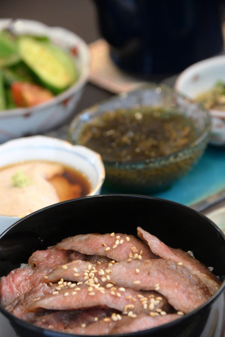 店の看板メニュー「日光高原牛の炭火焼ひつまぶし」3000円。