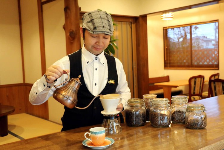 コーヒーマイスターが客の好みや気分に合わせて豆を選んでくれる。