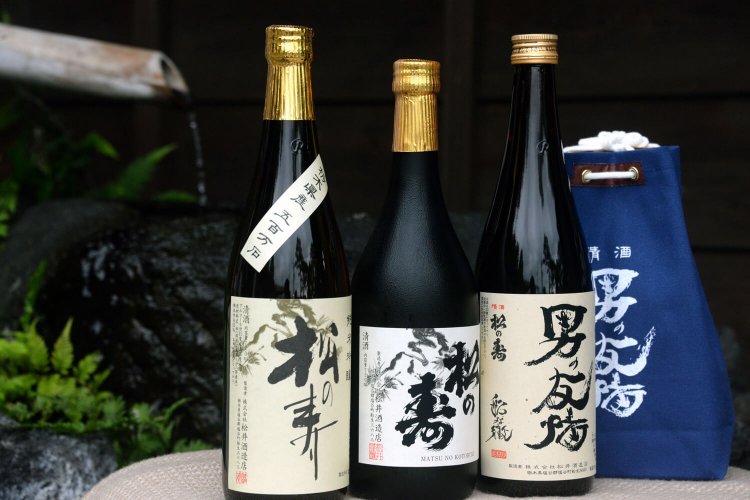 左から松の寿純米吟醸1540円、同大吟醸3080円、男の友情1210円。