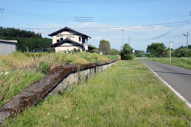 ホームが残された芦場駅跡は、数少ない鉄道遺構の一つ。