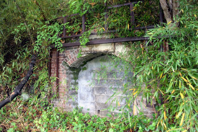 天頂駅至近にあった鉱山の通洞坑。付近は鉱山関係者でにぎやかだった。