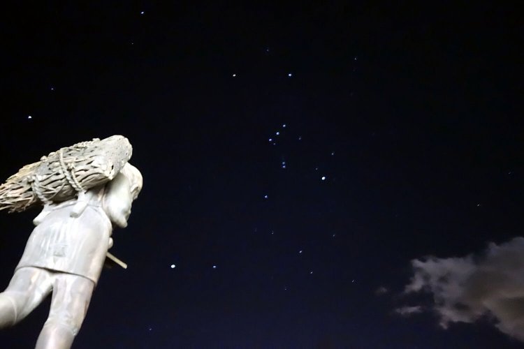 二宮金次郎像とオリオン座。星空のプログラムはぜひ体験したい。