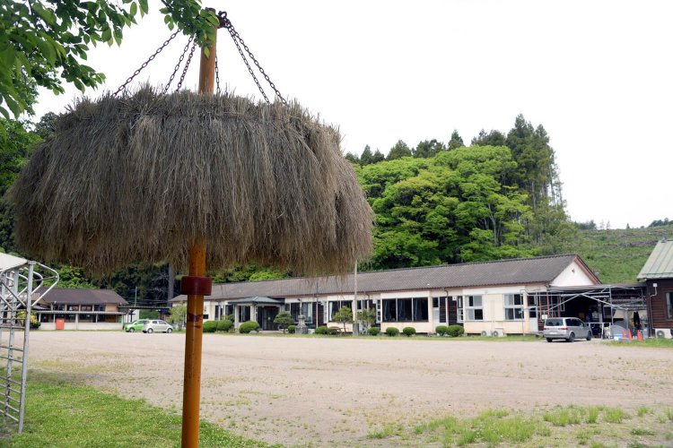 昭和10年（1935）築と1955年築の木造校舎2棟と、広々とした校庭。