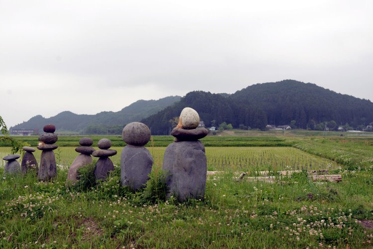 道路をはさんで左、フェンスで囲まれた河川敷の放牧場内がロケ地。