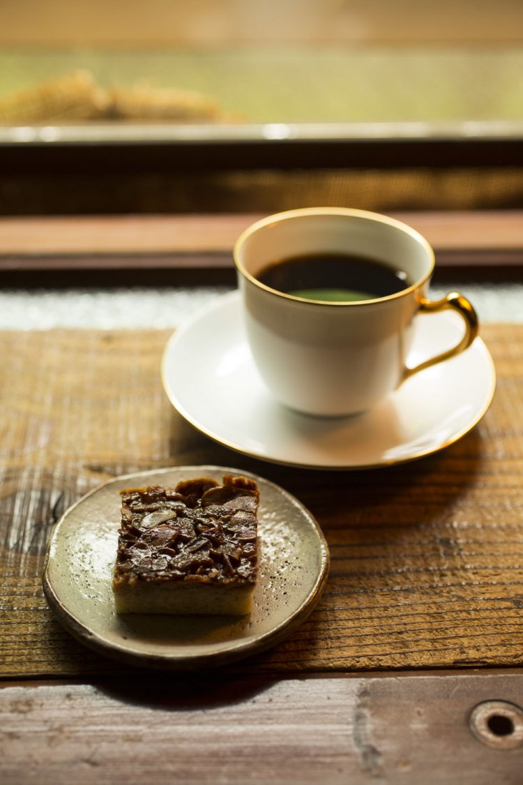 トムネコ ブレンド570円には手作りのフロランタン250円がよく合う。 コーヒーは4種類。藤沢『創作珈琲豆屋あんだんて』の焙煎豆を使用し、量り売りもする。