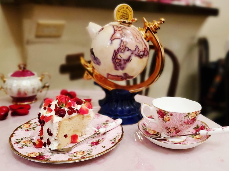 ケーキセット1280円〜1380円（税別）。