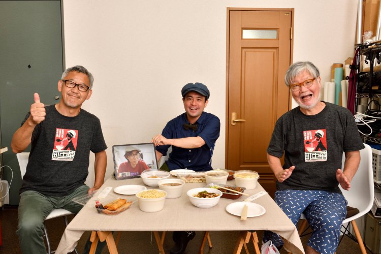 リモート参加したトロ隊長のうらやましそうな表情からもわかる通り、卓上に町中華メニューが並ぶとこんな豪華。こんなパーティー感が楽しめるとは思いませんでした！