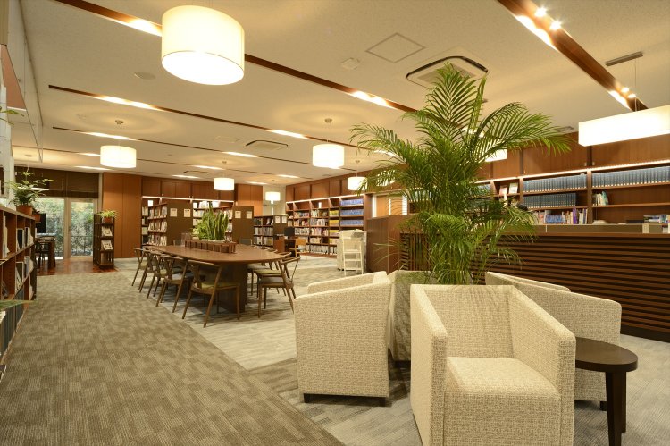 1階受付で利用申請をする。