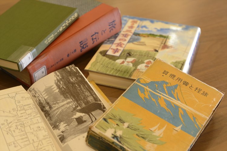 地下には書架や閲覧室があり、閲覧申請をすれば、古書や古い時刻表などの資料を見ることができる。