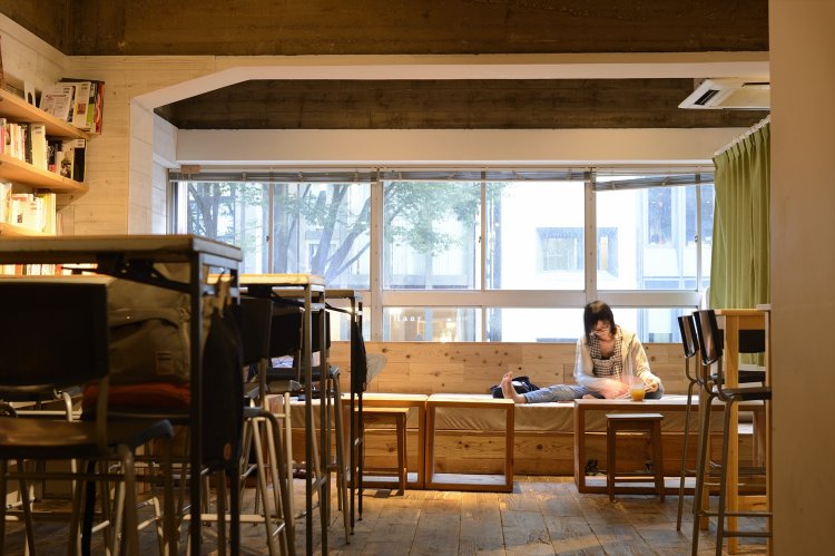 窓際のベッドでは足を伸ばし、ゆったりと座って本が読める。