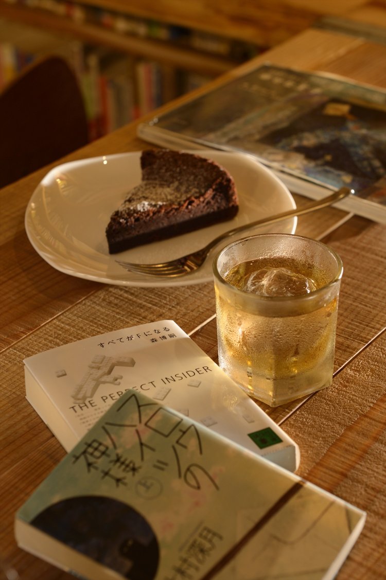 電気ブラン770円とチョコレートケーキ（昼：500円・夜：660円）のマリアージュも人気。