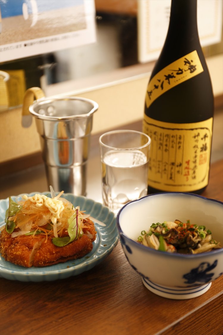 広島産の大粒牡蠣ポン600円、魚のすり身を揚げた生がんす500円など、呉らしい肴がいい。「神力米八十五」は、戦艦大和の船員たちが愛した味を、米から復活させた純米酒だ。