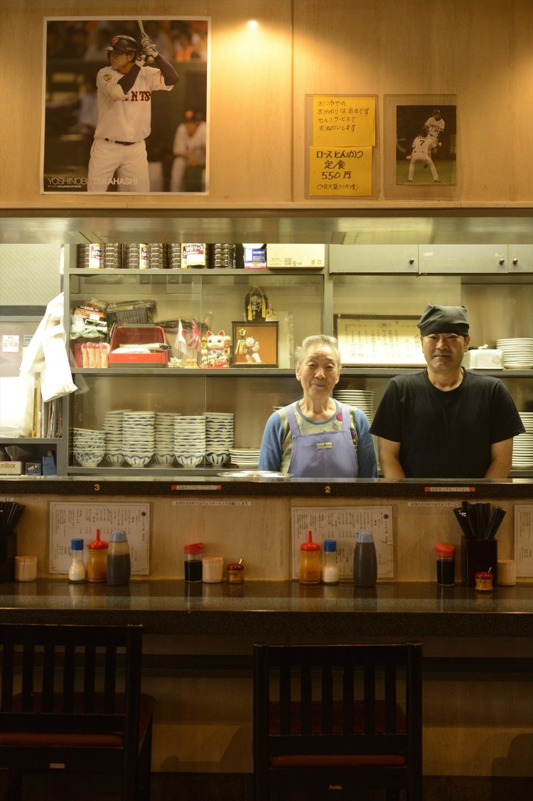 初代女将の原チヨさんと2代目の敏郎さん。3代目も店に立つ。