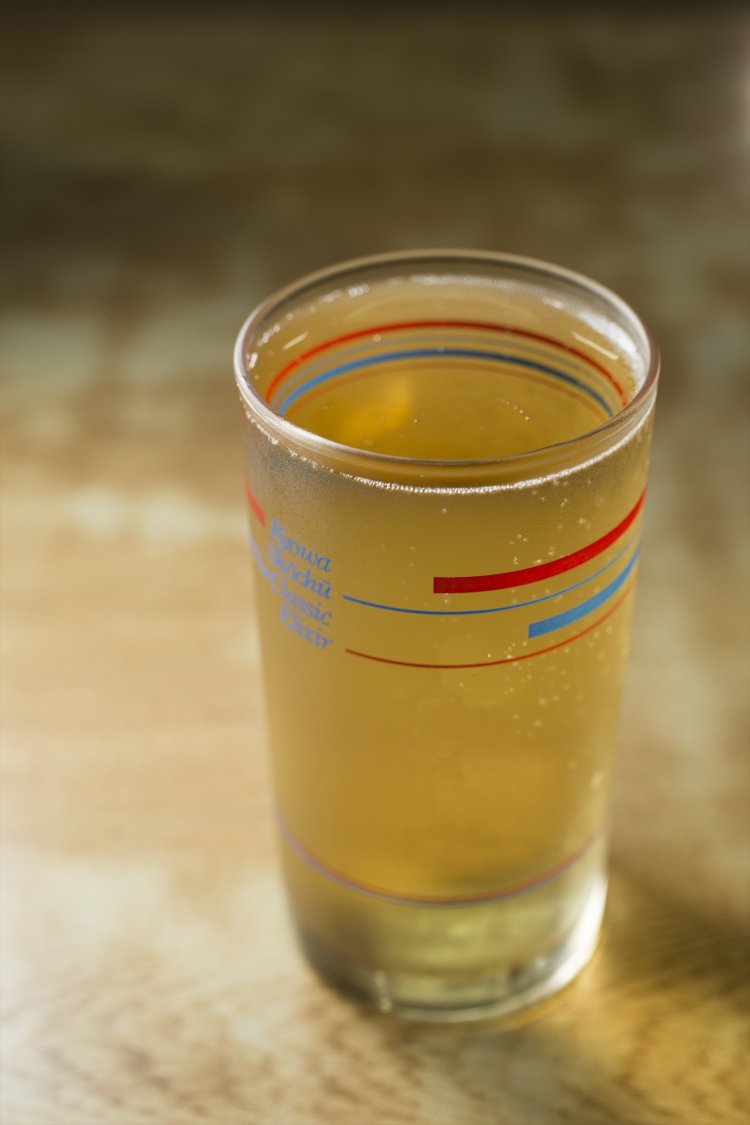 焼酎を今や幻の酒ともいわれるホイスで割った酎ハイ(ホイスハイボール)340円。