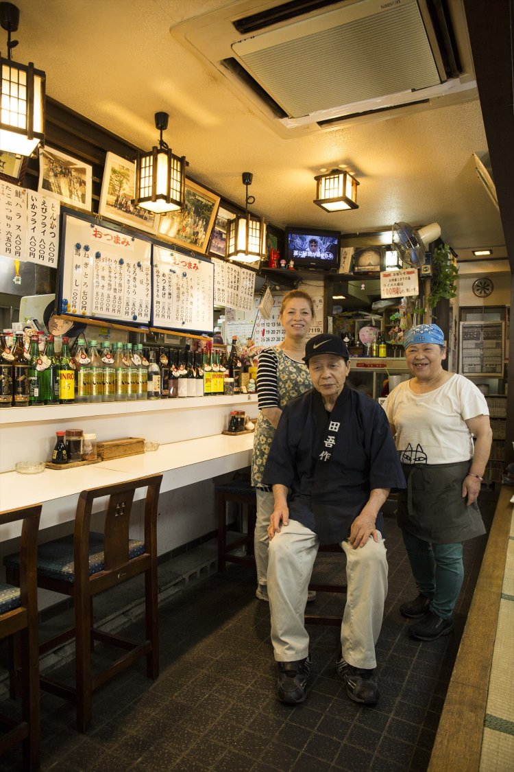 創業者の渡辺正男さんとスタッフの皆さん。