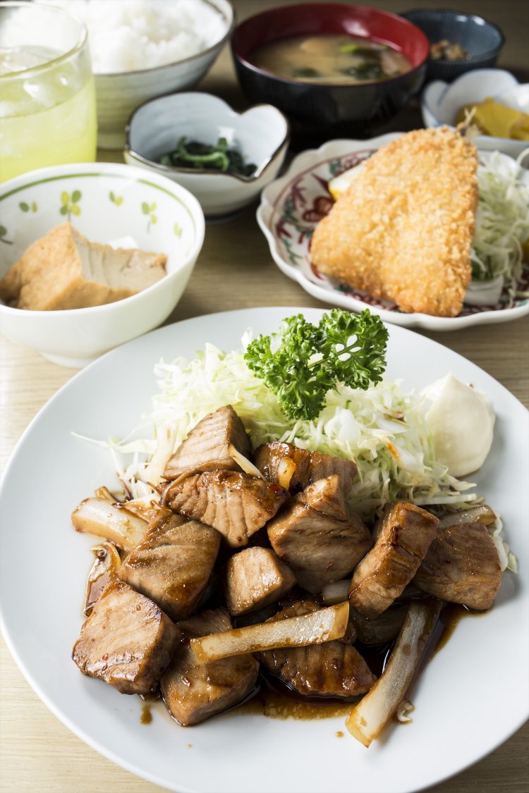 マグロころころステーキ定食(あじフライ1枚付)750円。 夜は酒とともに定食を楽しむ常連も多い。