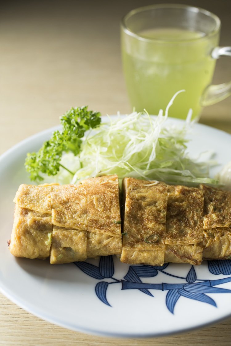 味噌味の特製玉子焼き500円。濃いめの緑茶は客の健康を思ってのサービス。