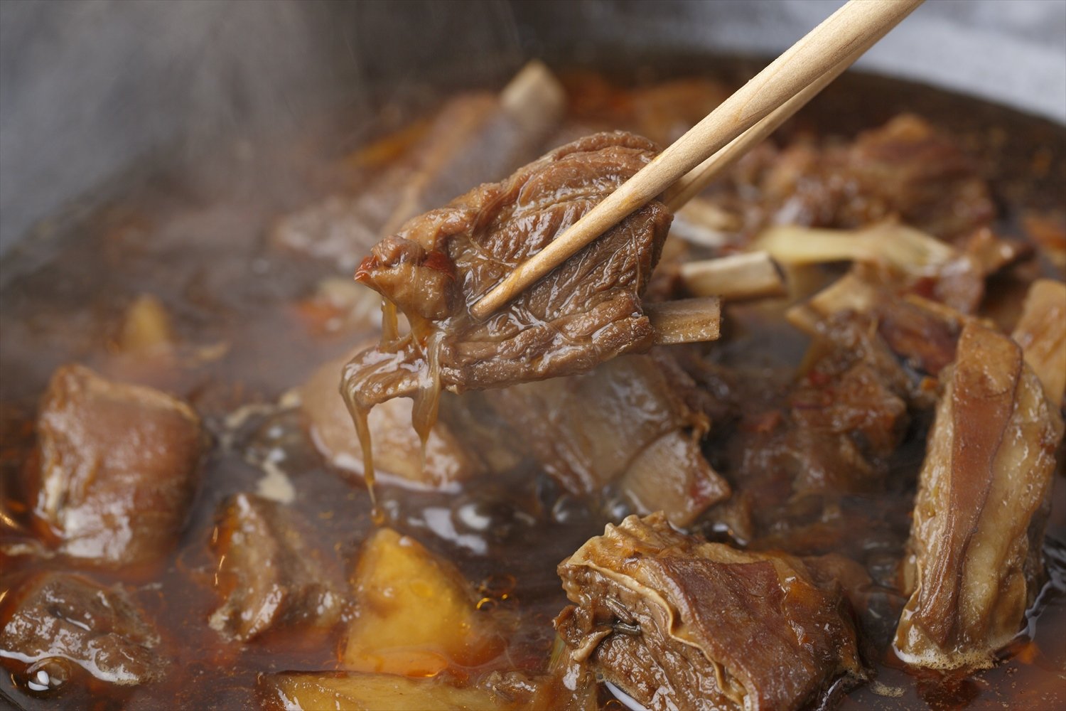 紅焖羊肉(ホンムンヤンロウ、ラム肉スペアリブと干し大根の醤油煮)1680円。脂の味も極上。