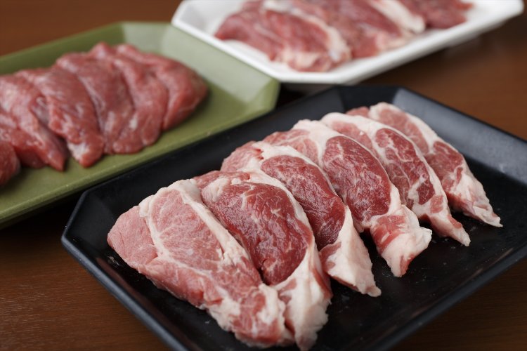 マトン・生ラムジンギスカン。ロース・ショルダー・モモ肉の生ラム3種セット2728円。ジンギスカンは、もやし・玉ねぎがサービスで付く。隠れメニューのラムチョップ550~770円(数量限定)も絶品!