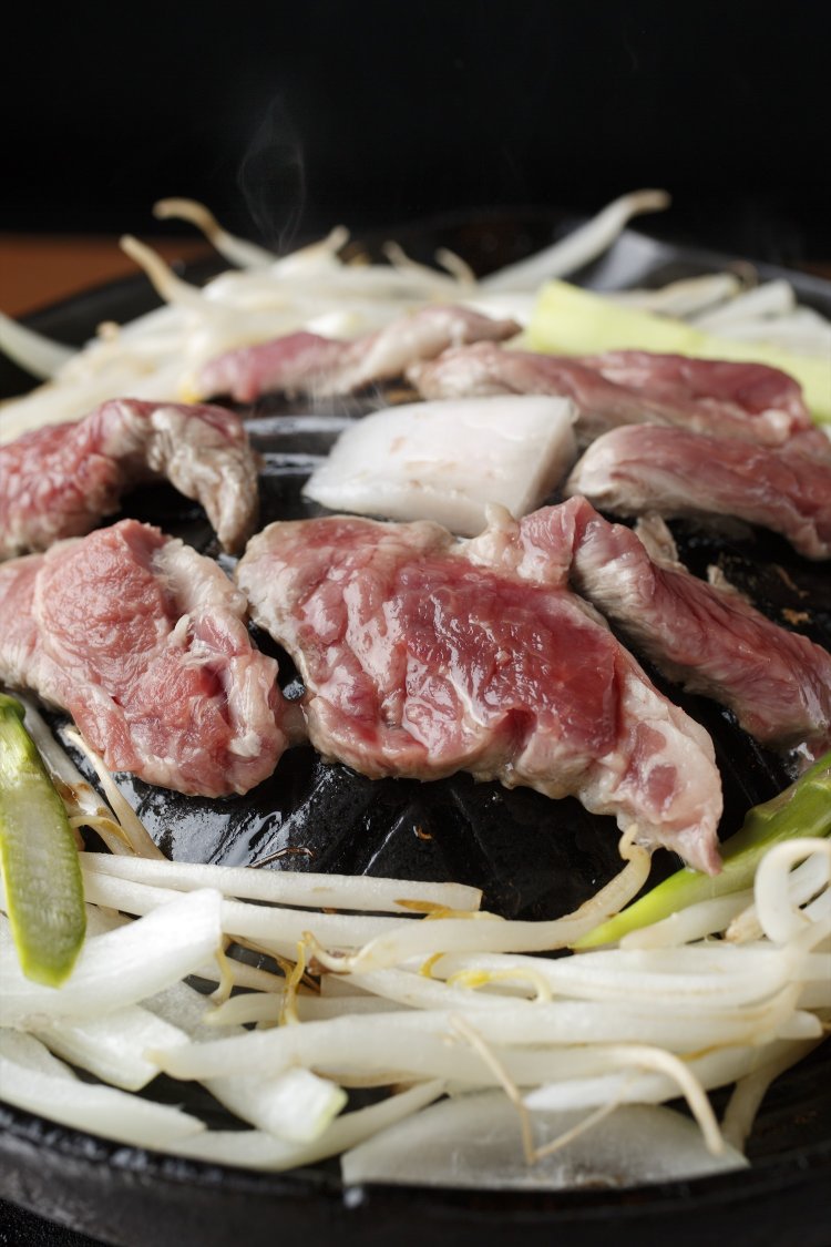 生ラム肉は毎日、使う分だけ手切りする。