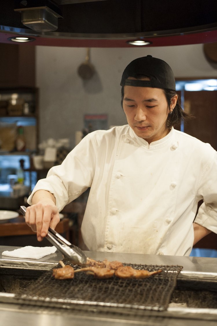 特等席は、店中央のカウンター席。炭火で焼かれる肉の香りがたまらない。