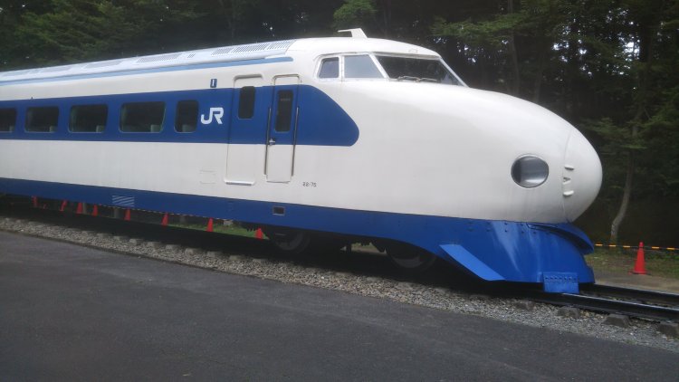 第43作、第44作の満男＆泉イチャイチャシーンに登場する0系新幹線（第48作は300系でした）。場面の追体験をしたければ、東京近郊なら青梅鉄道公園まで～。