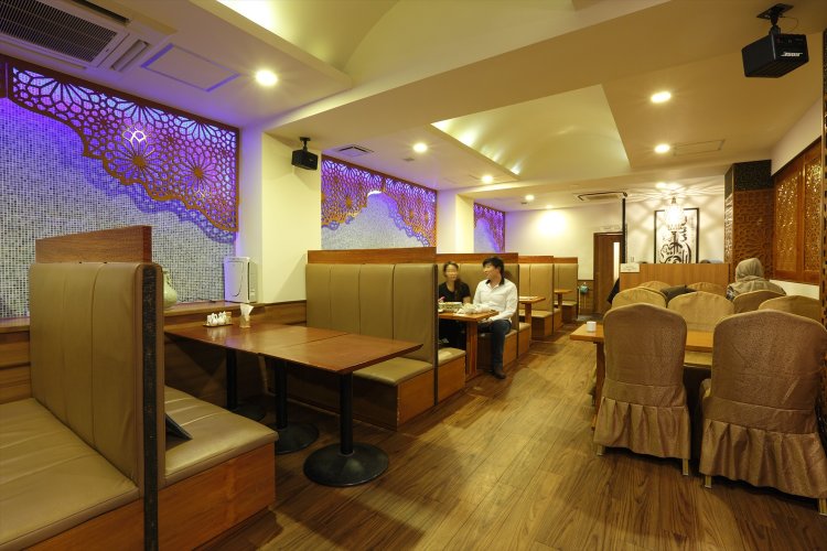 店内にはメッカの方角を向いた礼拝スペースもある。