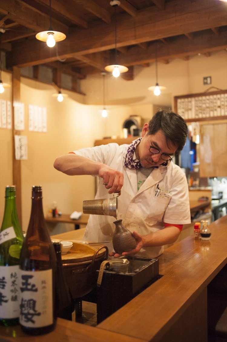同店は吉祥寺の燗酒専門店「カイ燗」の2号店。酒を注ぐのが店主の小倉拓也さん。
