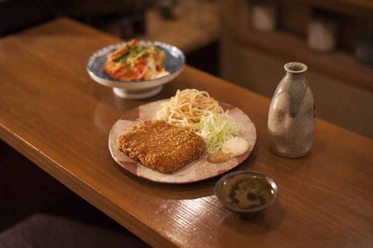 奥が紅生姜を使った紅玉420円、手前がハムカツ480円。肴は素朴で懐かしいものが多数。