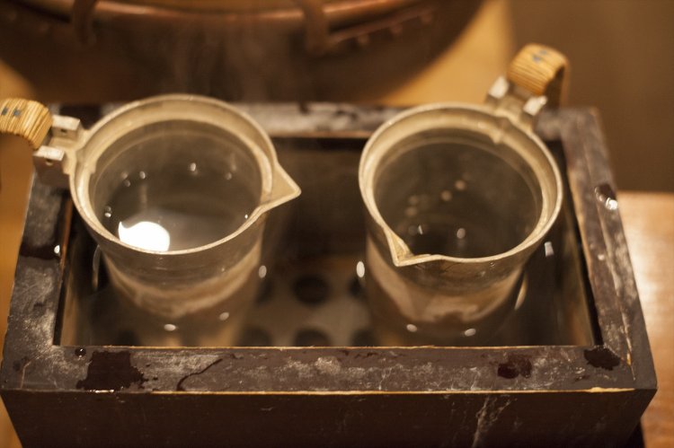 湯煎で温められたお酒たち。