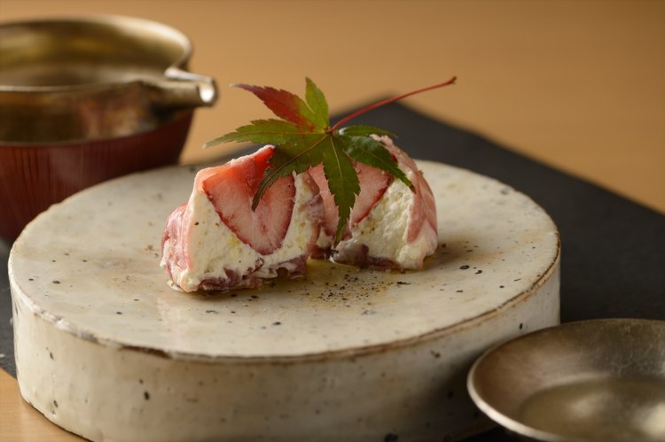 苺とマスカルポーネムースの生ハム茶巾700円。見た目もキュート。